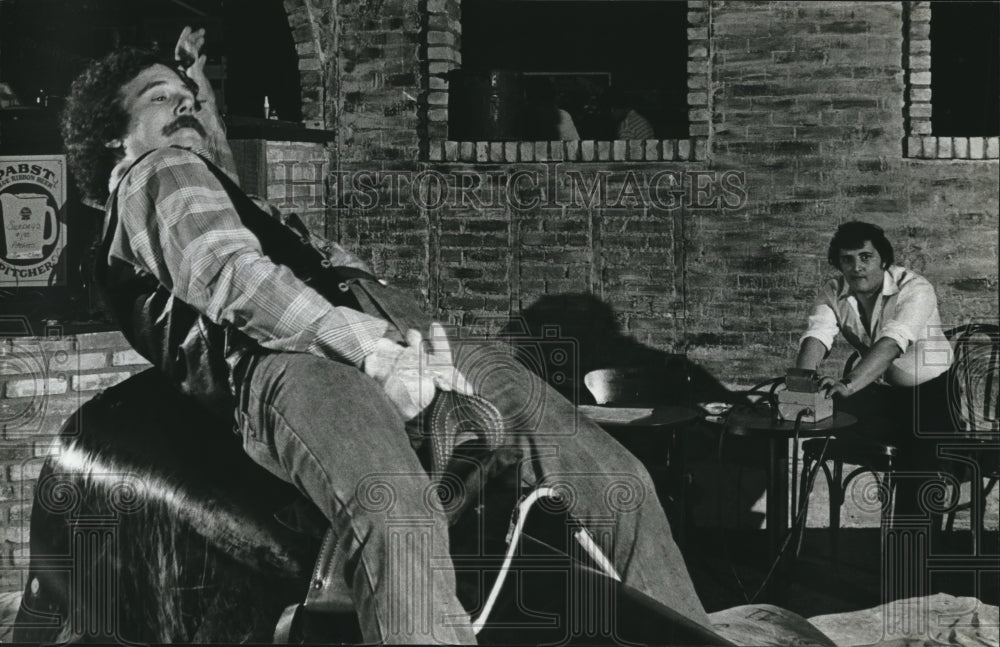 1981 Press Photo Dale Peterson Rides Mechanical Bull At Teddy&#39;s - mjb32210- Historic Images