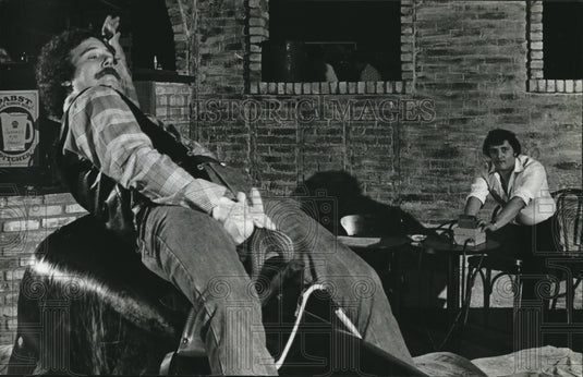 1981 Press Photo Dale Peterson Rides Mechanical Bull At Teddy's - mjb32210- Historic Images