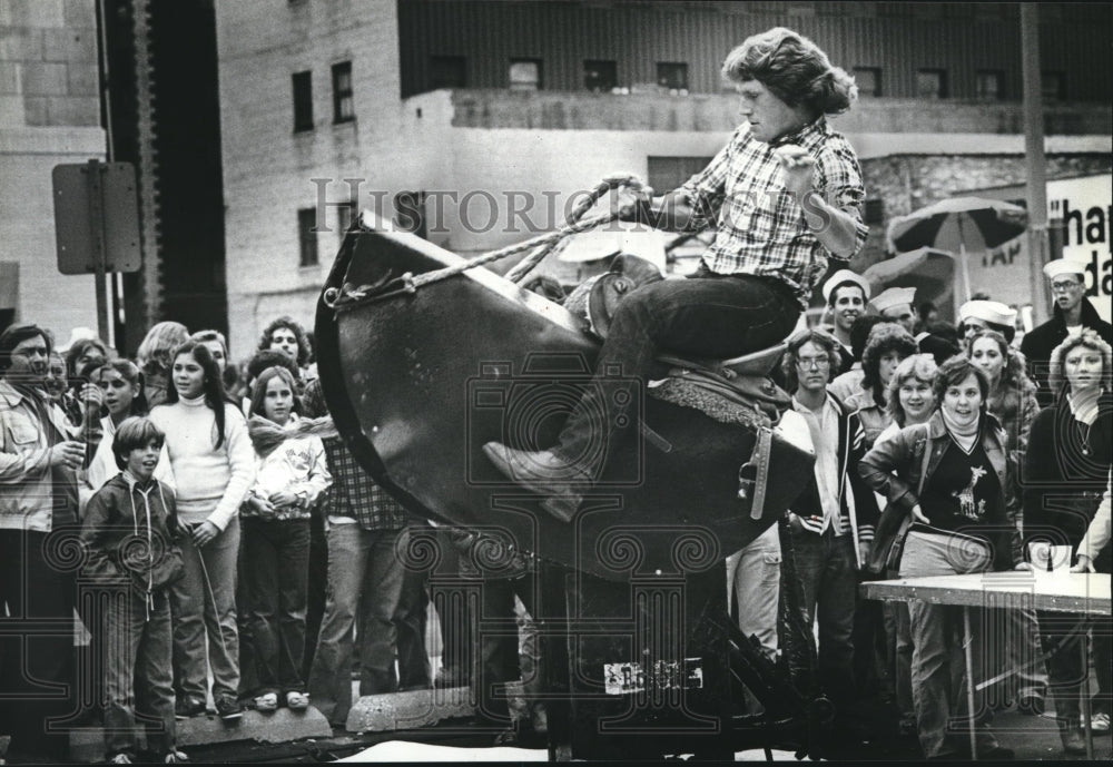 1980 Press Photo Todd Day Rides Bucking Machine At Street Festival in Wisconsin- Historic Images