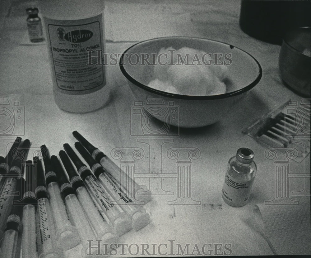 1986 Press Photo Supplies used to prepare and make an injection- Historic Images