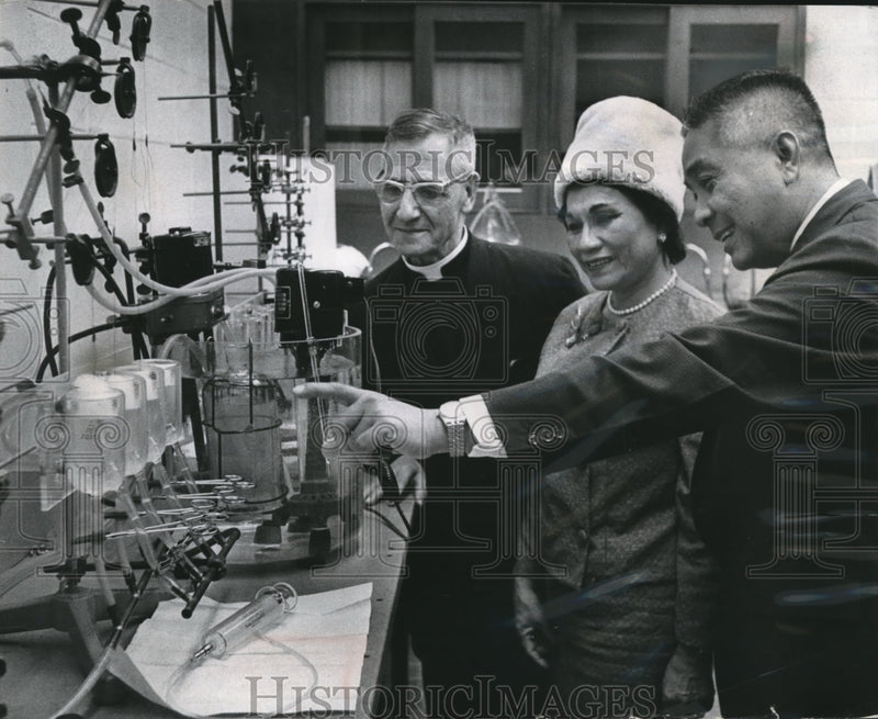 Load image into Gallery viewer, 1962 Press Photo Educators from the Philippines visiting Marquette University
