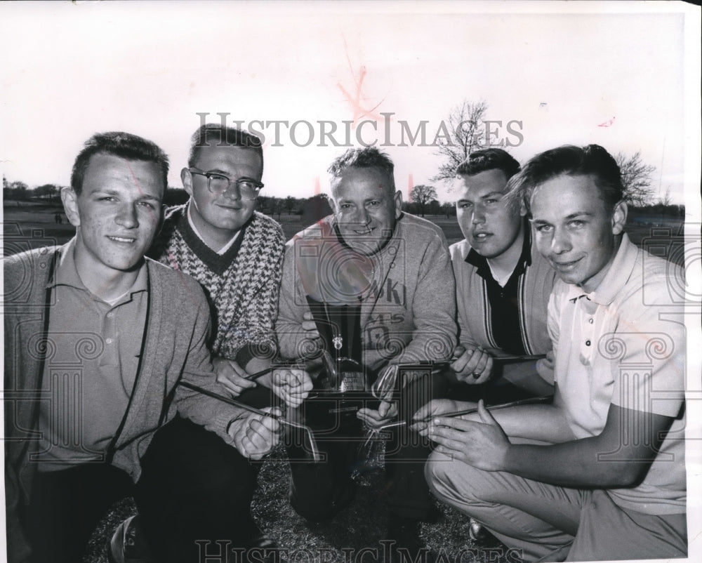 1961 Press Photo Coach Harry Max &amp; Rams golfers after winning City conference- Historic Images