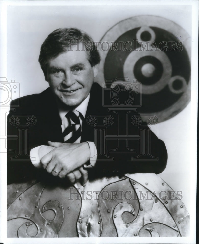 1985 Press Photo Host Magnus Magnusson on Public Television&#39;s Vikings Series- Historic Images