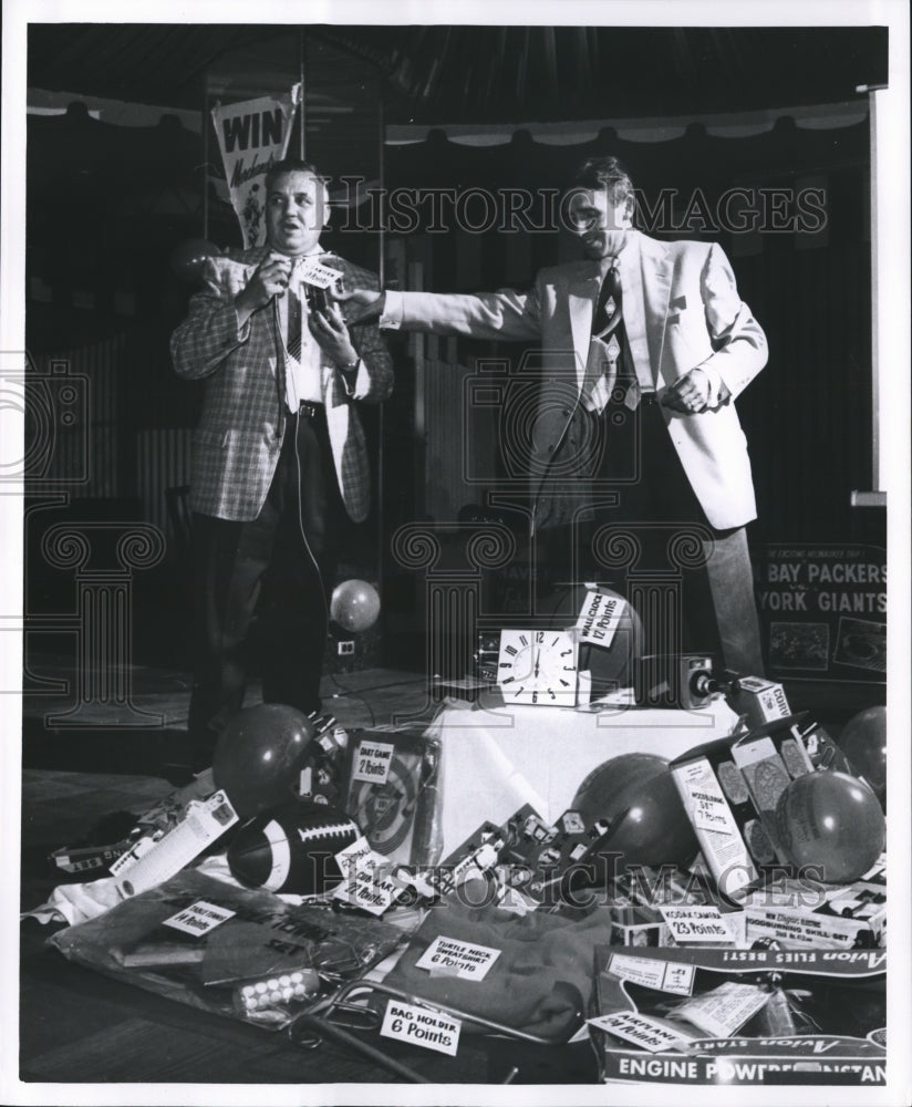 1961 Press Photo Display at the Wisconsin Hotel Circulation dinner, Milwaukee- Historic Images