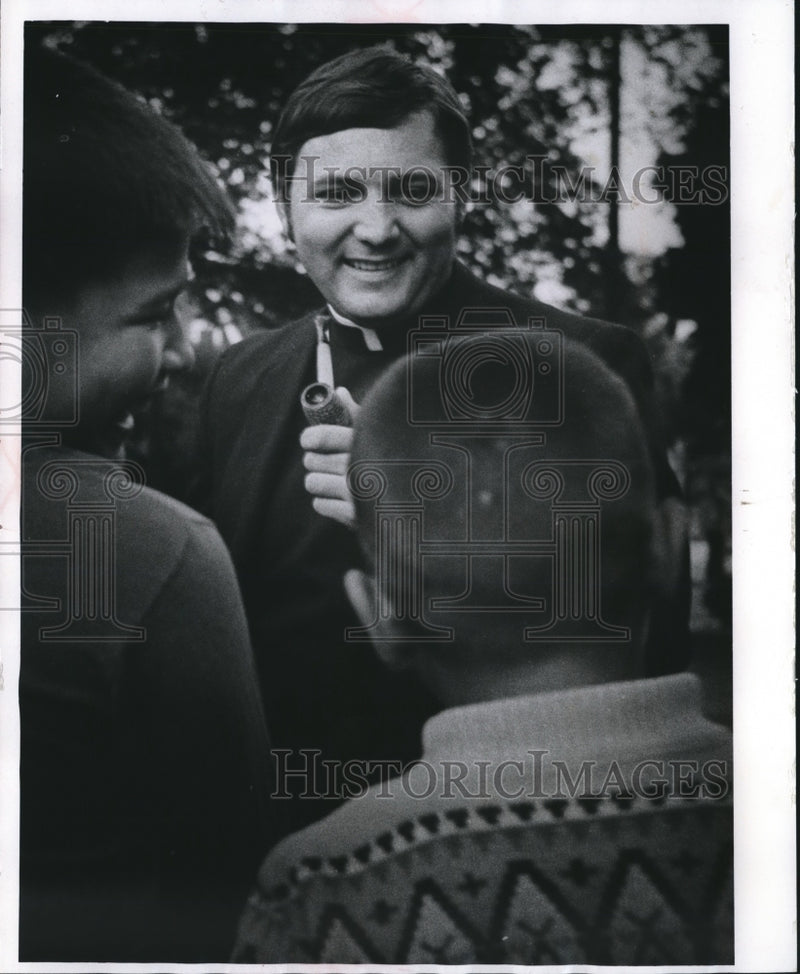 Load image into Gallery viewer, 1969 Press Photo Father Thomas Meisenheimer, chaplain St. Thomas Aquinas rectory
