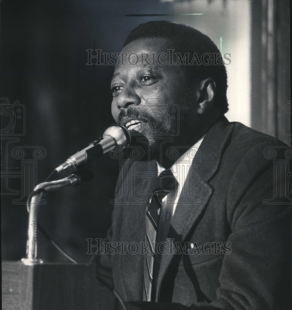 1983 Press Photo Robert Maynard, editor, Oakland Tribune, speaks in Milwaukee- Historic Images