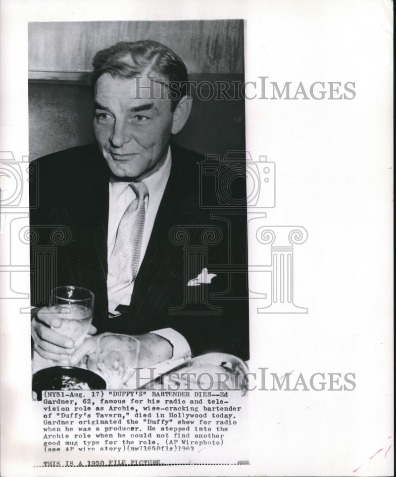 Load image into Gallery viewer, 1950 Press Photo Ed Gardner, who played Archie on "Duffy's Tavern," in Hollywood
