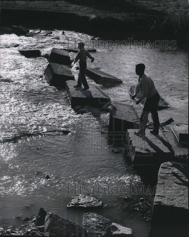 1954 Press Photo Skipping Stones, Menomonee River, Wauwatosa, Wisconsin- Historic Images