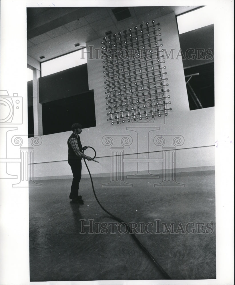 1973 Press Photo Worker re-icing the ice rink at Mayfair Shopping Center