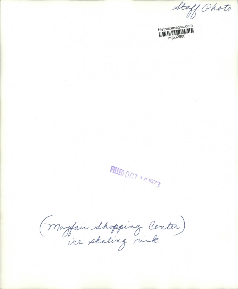 1973 Press Photo Worker re-icing the ice rink at Mayfair Shopping Center