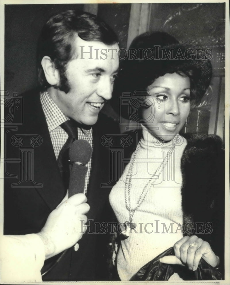 Load image into Gallery viewer, 1972 Press Photo David Frost and Diahann Carroll announced their engagement.
