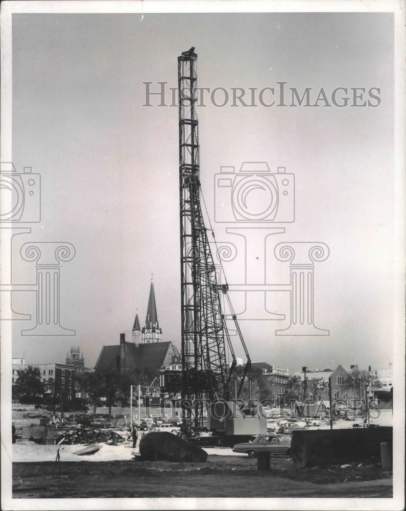 1964 Press Photo A sonic pile driver for the freeway, Milwaukee - mjb33564- Historic Images