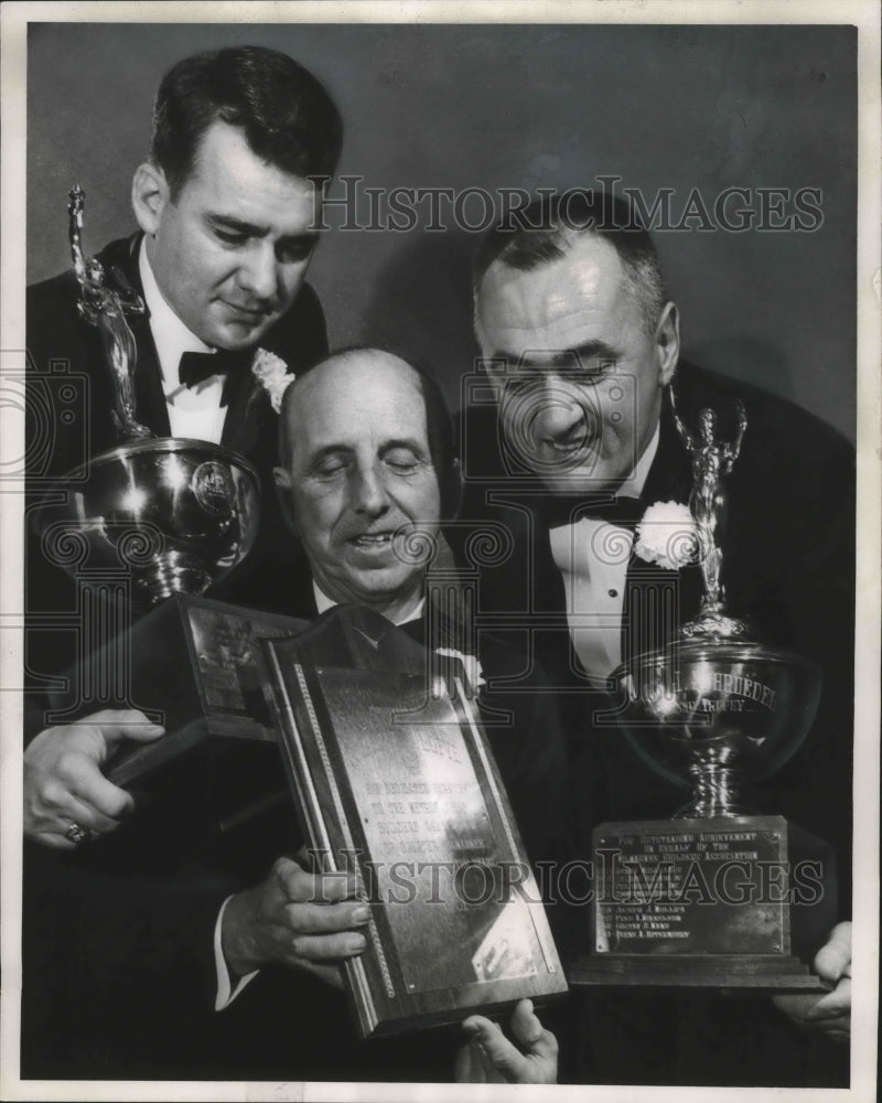 1962 Press Photo Three builders received awards at the Milwaukee Athletic Club- Historic Images