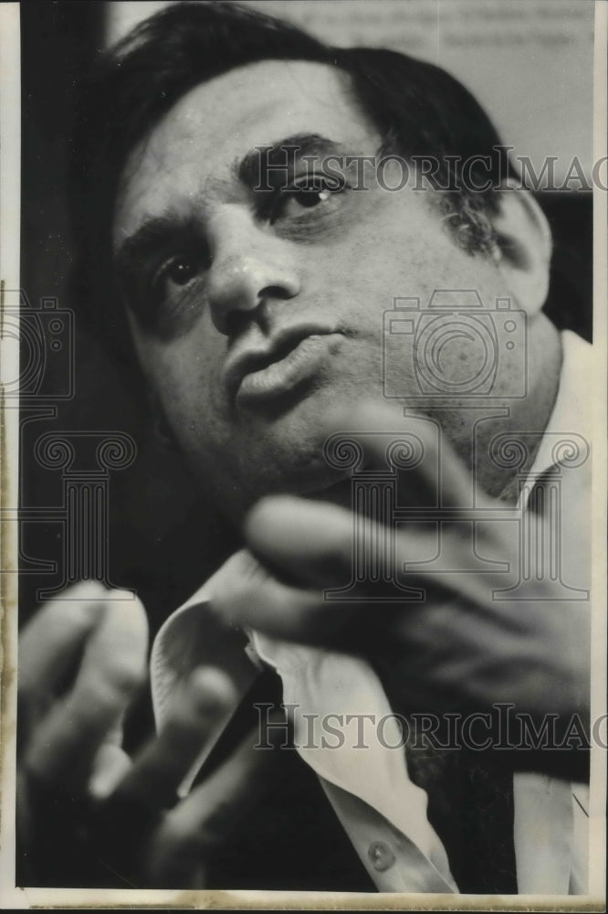 Load image into Gallery viewer, 1978 Press Photo David Frye satirical impressionist, gesturing in a conversation
