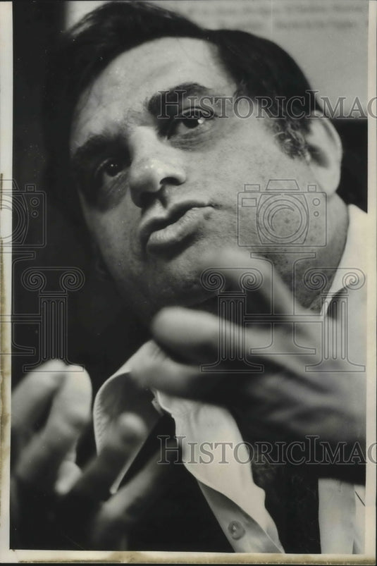 1978 Press Photo David Frye satirical impressionist, gesturing in a conversation
