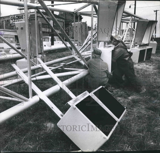 1963 Press Photo Leonard Pepp and Nicholas Podushak prepare the signal bridge- Historic Images