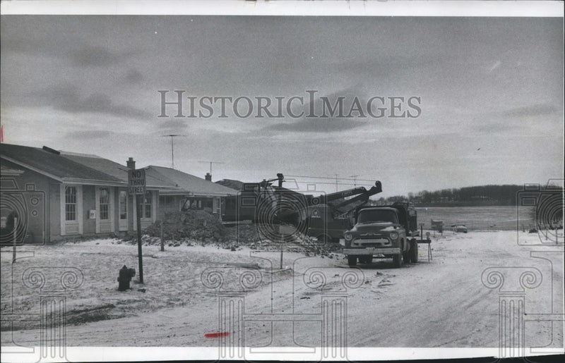 Load image into Gallery viewer, 1968 Press Photo House being built in the path of freeway, Milwaukee, Wisconsin
