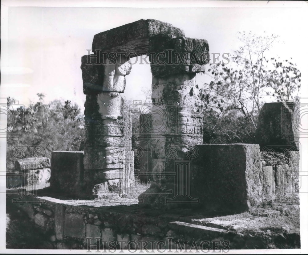 1958 Press Photo Hieroglyphics on Mayan Archway Pillars at Chichen Itza, Mexico- Historic Images