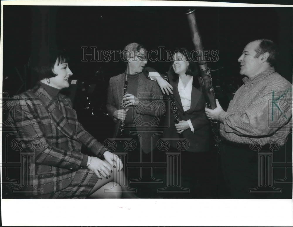 1995 Press Photo Musicians Preparing for Milwaukee Symphony Ball- Historic Images