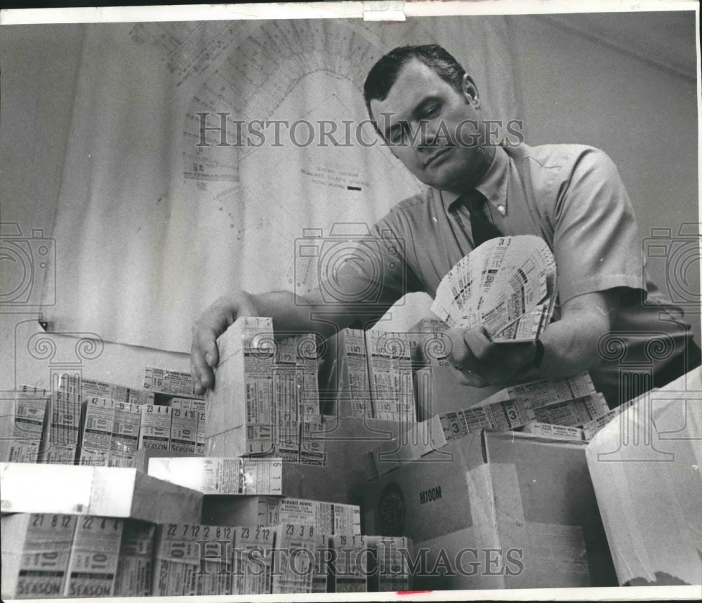 1971 Press Photo Dick Hackett, sizes up a shipment of tickets, Milwaukee.- Historic Images