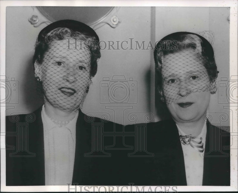 Load image into Gallery viewer, 1954 Press Photo Thelma Furness &amp; Gloria Vanderbilt, Southampton, England
