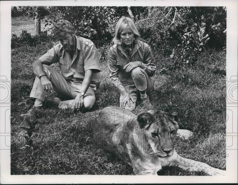 Load image into Gallery viewer, 1970 Press Photo Bill Travers and Virginia McKenna star in "Born Free" on CBS
