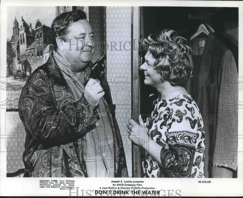 Load image into Gallery viewer, 1969 Press Photo Jackie Gleason and Estelle Parsons in "Don't Drink The Water
