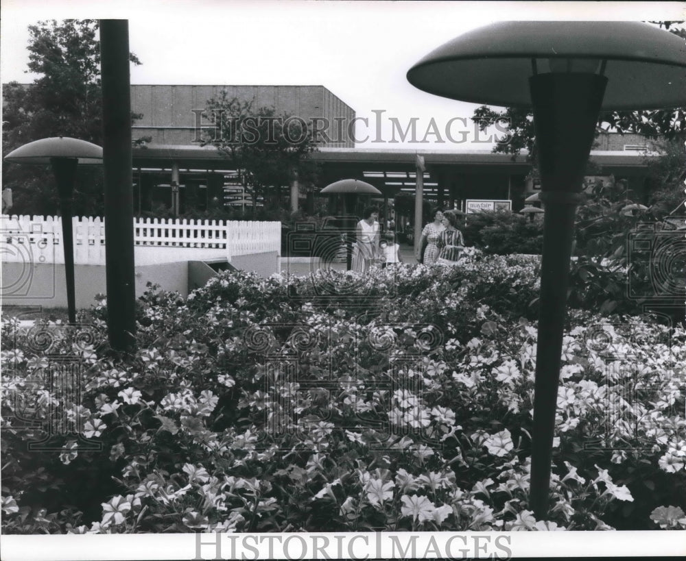 1961 Press Photo Lush Landscaping at Mayfair Shopping Center, Wauwatosa