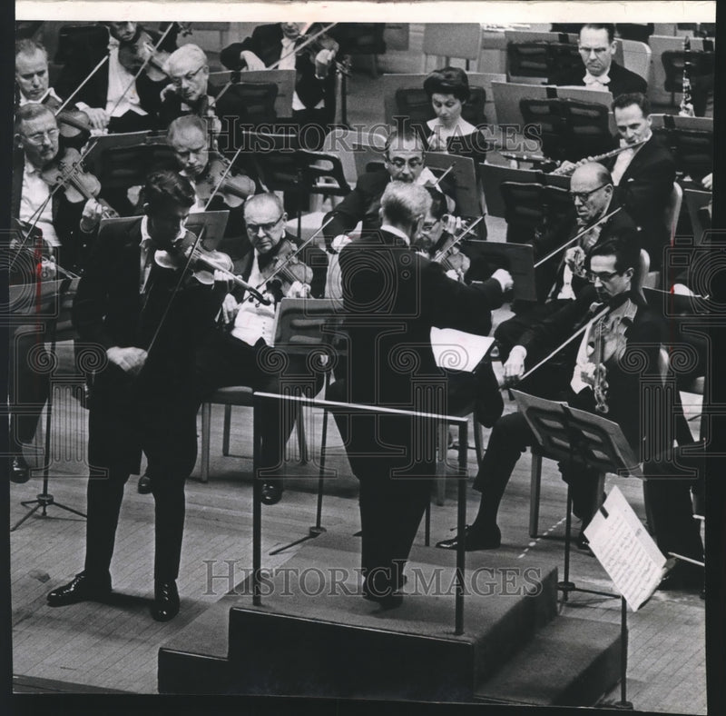 Load image into Gallery viewer, 1965 Press Photo Jean Martinon Conducted for Soloist Erich Friedman at the Pabst
