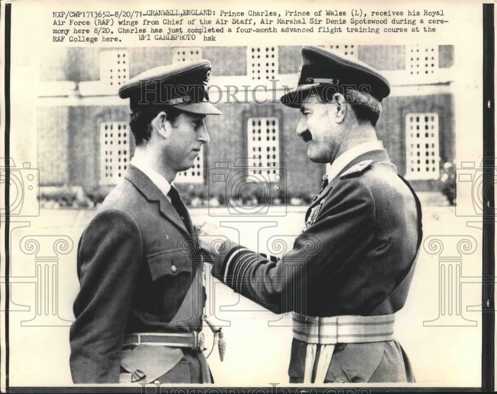 1971 Press Photo Prince Charles receives RAF wings in Cranwell, England