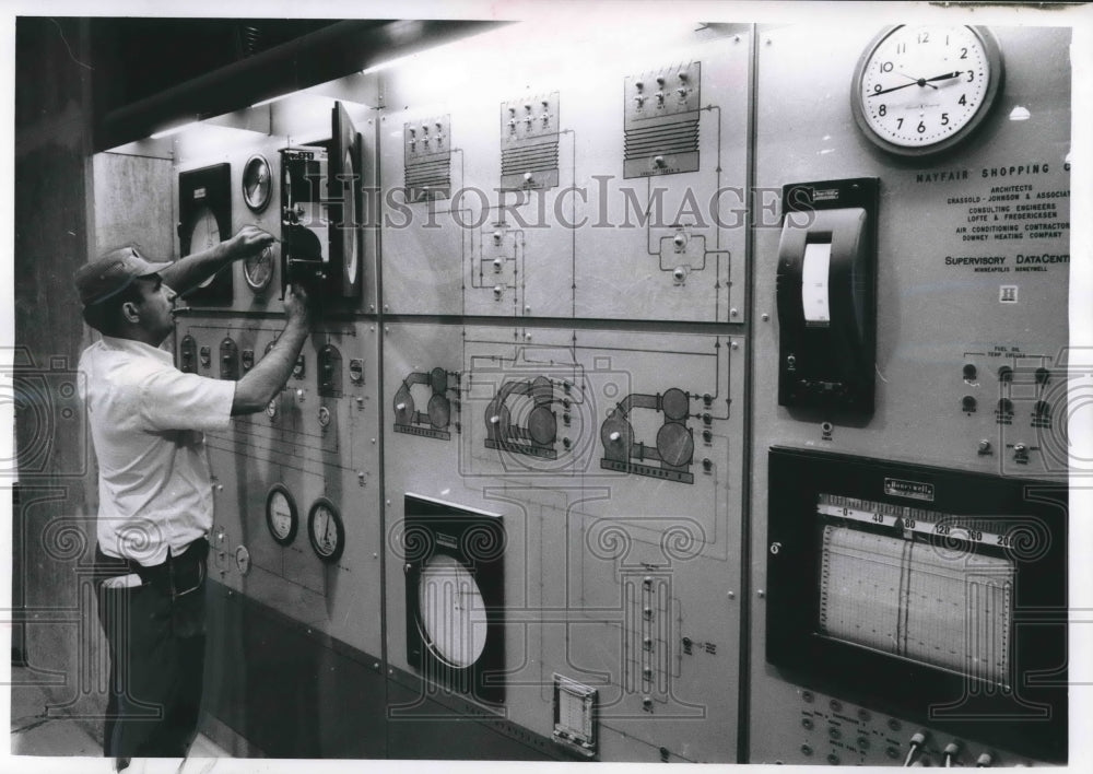 1958 Press Photo Electronic Control Center Mayfair Shopping Center - mjb34829