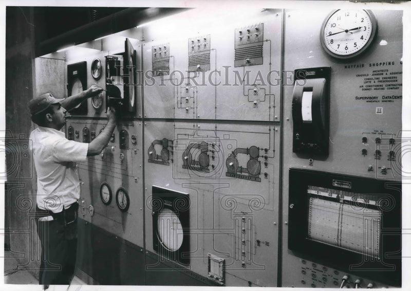 Load image into Gallery viewer, 1958 Press Photo Electronic Control Center Mayfair Shopping Center - mjb34829
