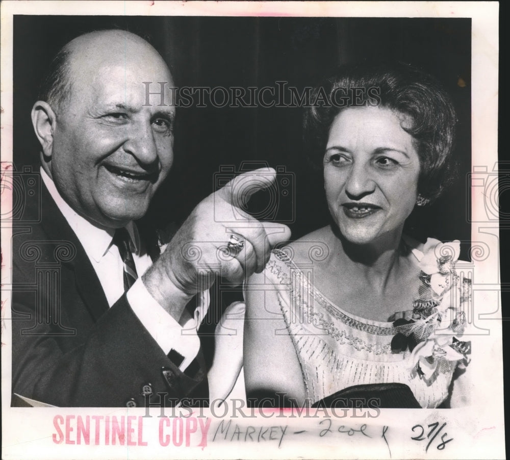 1964 Press Photo Ray Markey Honored at Schroeder Hotel With Wife Josephine- Historic Images