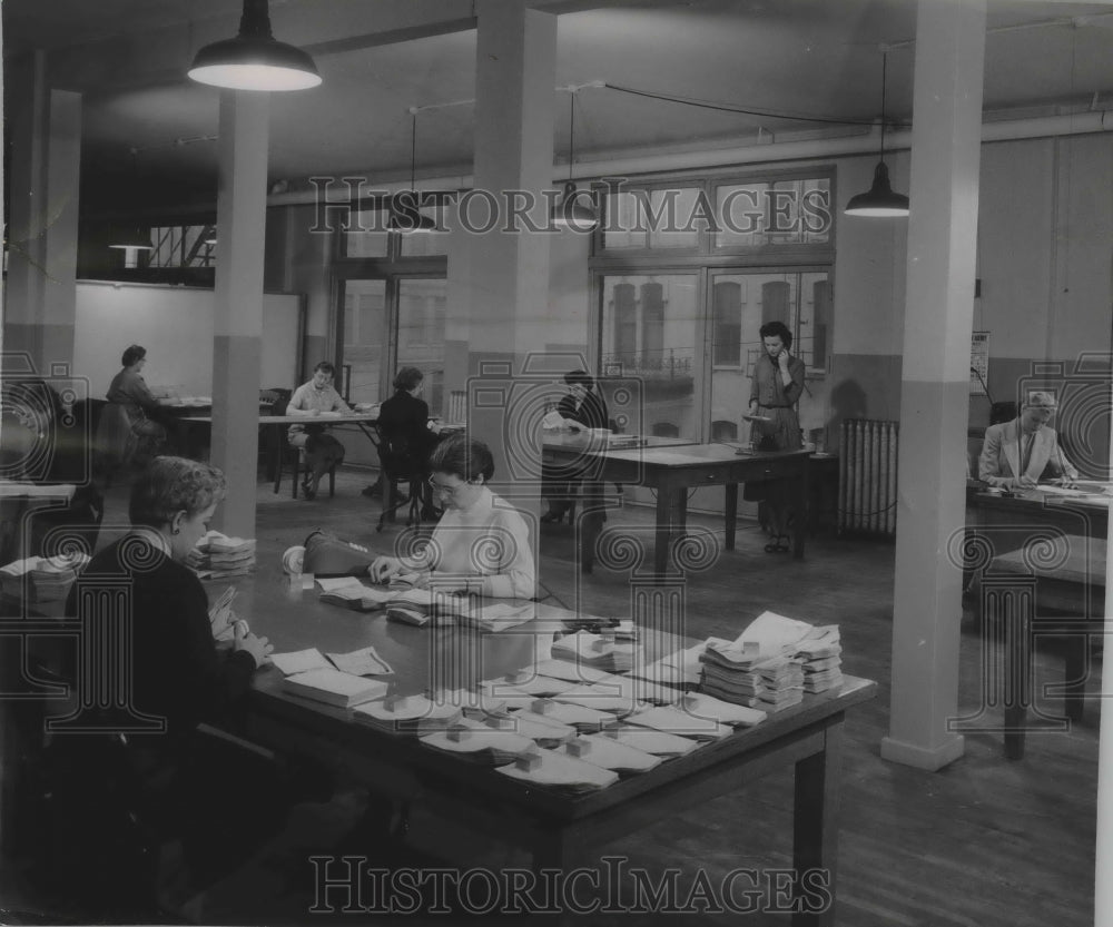 1953 Press Photo The Milwaukee Journal Annex Preparation for Consumer Analysis