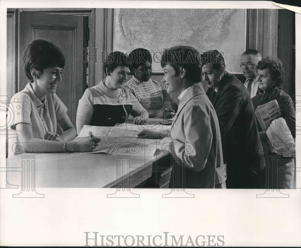 1969 Press Photo People in Lobby of Milwaukee Journal Sentinal - mjb34942