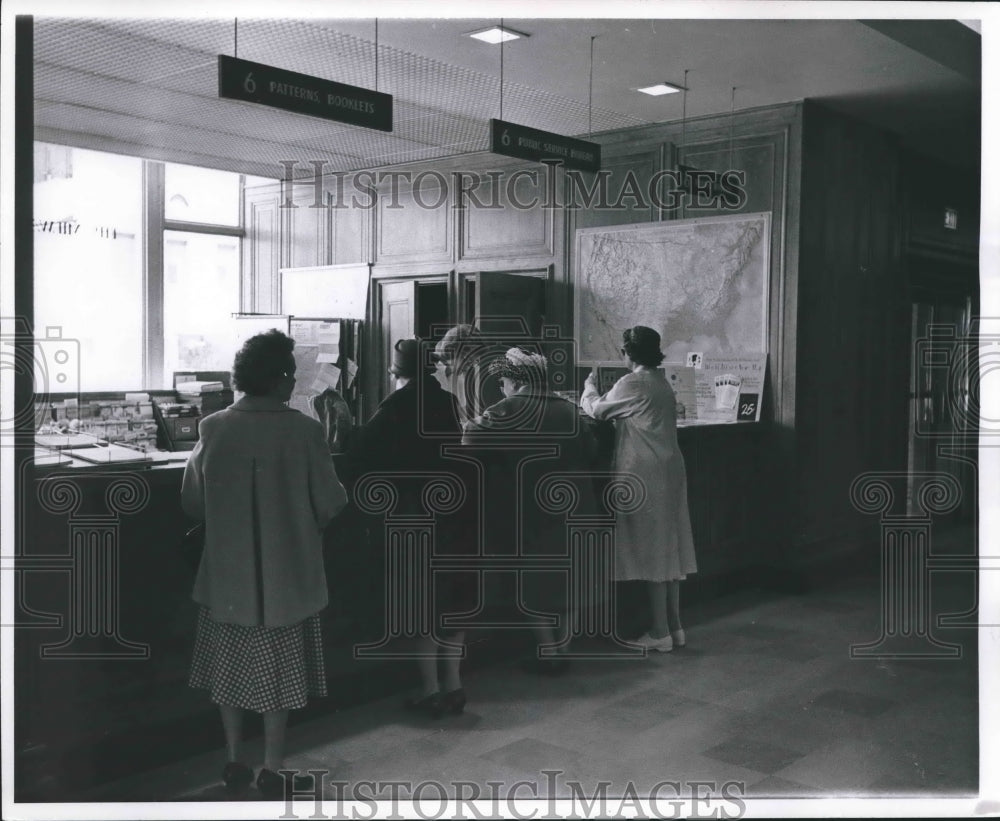 1961 Press Photo Customers at Travel Bureau, Milwaukee Journal Sentinel Lobby- Historic Images