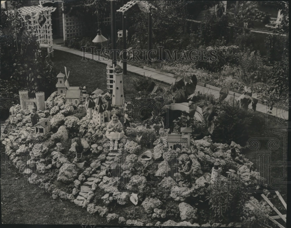 1932 Press Photo Joan Marenda in Fairyland Garden, Milwaukee, Wisconsin- Historic Images