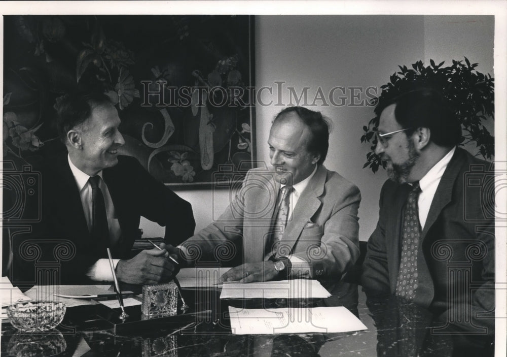 1991 Press Photo Milwaukee Symphony Orchestra Execs sign with Conductor Macol- Historic Images