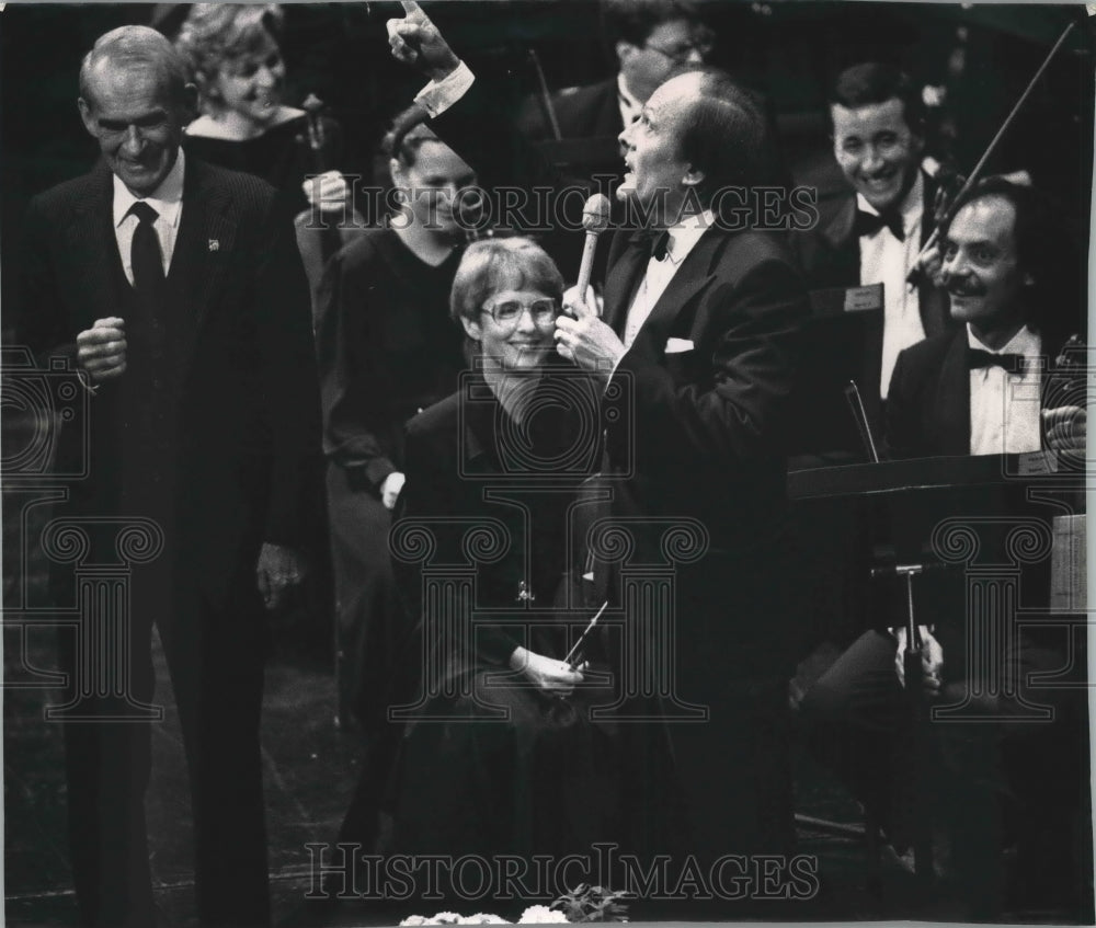 1991 Press Photo Zdenek Macal and Curt Crain, joking on stage, Milwaukee.- Historic Images