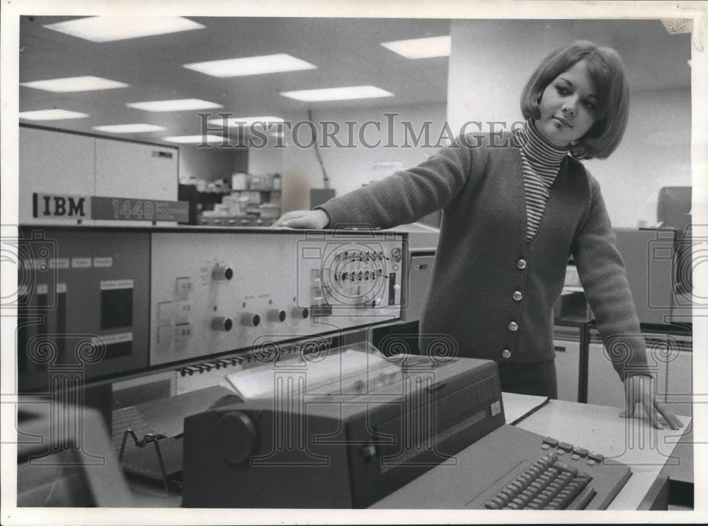 1965 Press Photo Nancy Mack junior artist, computes total look in ensemble.
