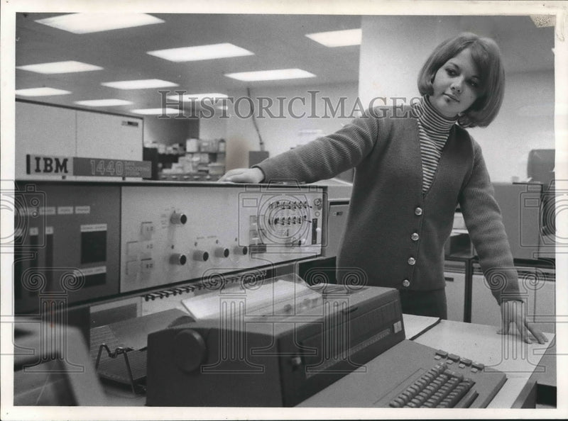 Load image into Gallery viewer, 1965 Press Photo Nancy Mack junior artist, computes total look in ensemble.
