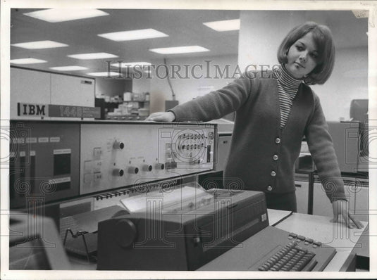 1965 Press Photo Nancy Mack junior artist, computes total look in ensemble.