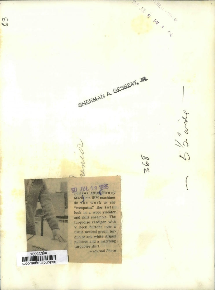 1965 Press Photo Nancy Mack junior artist, computes total look in ensemble.