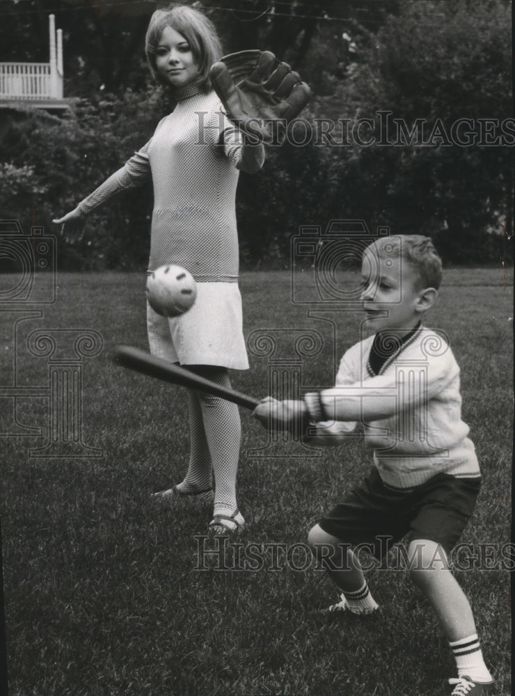 1965 Press Photo Junior artist Nancy Mack and her 5 year old brother Bobby- Historic Images