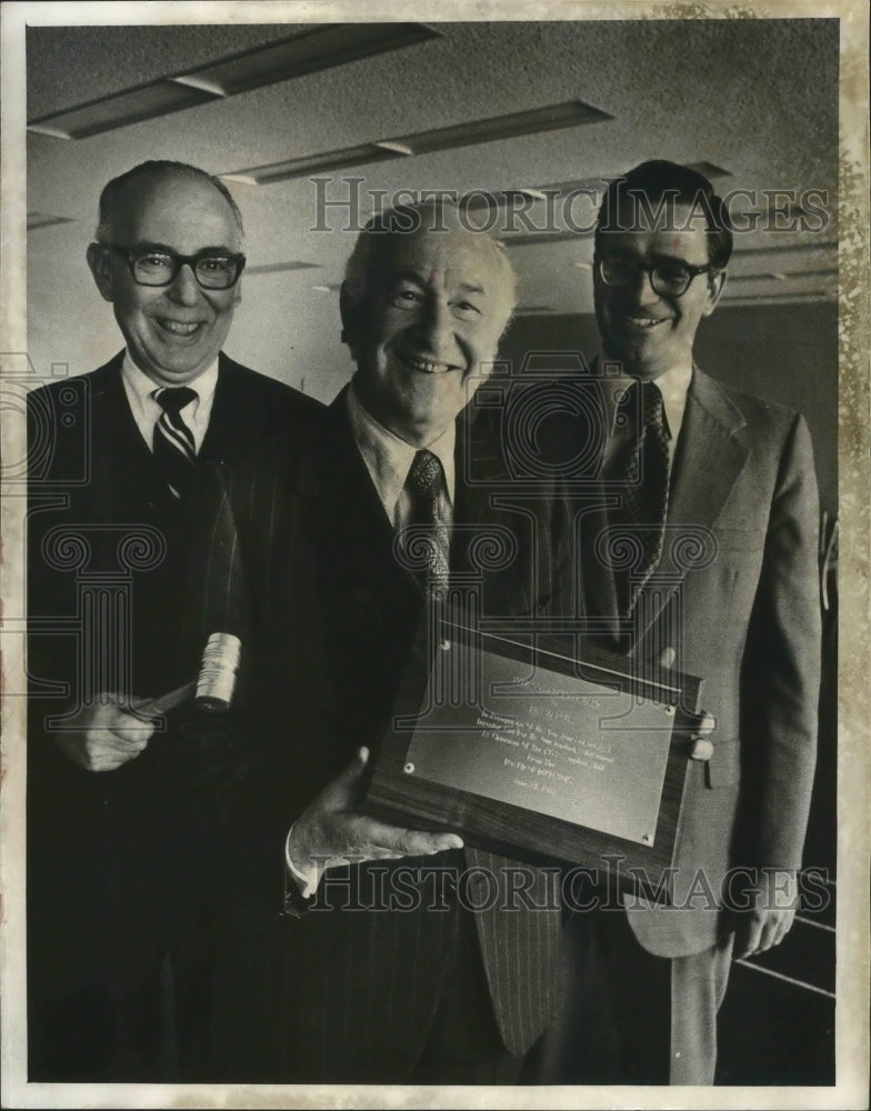 1972 Press Photo Ben Marcus (center) received the Gold Baton Award - Historic Images