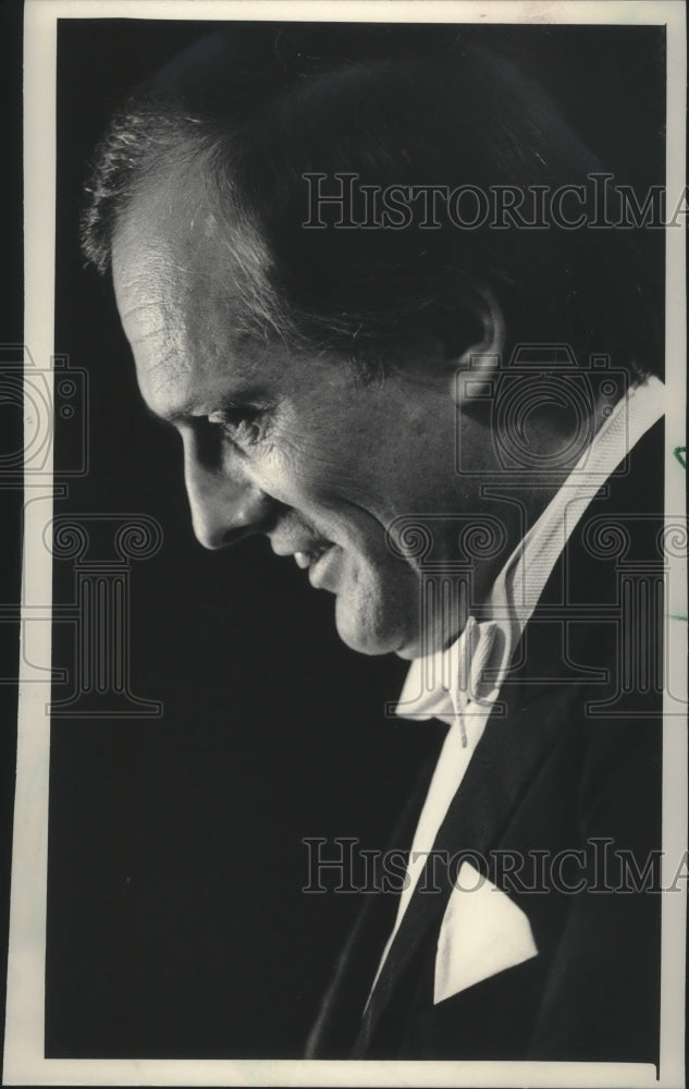 1985 Press Photo Zdenek Macal, pausing before performance, United States.- Historic Images