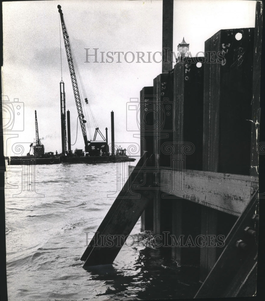 1963 Press Photo Pile Driver at McKinley Marina Pier on Lake Michigan- Historic Images