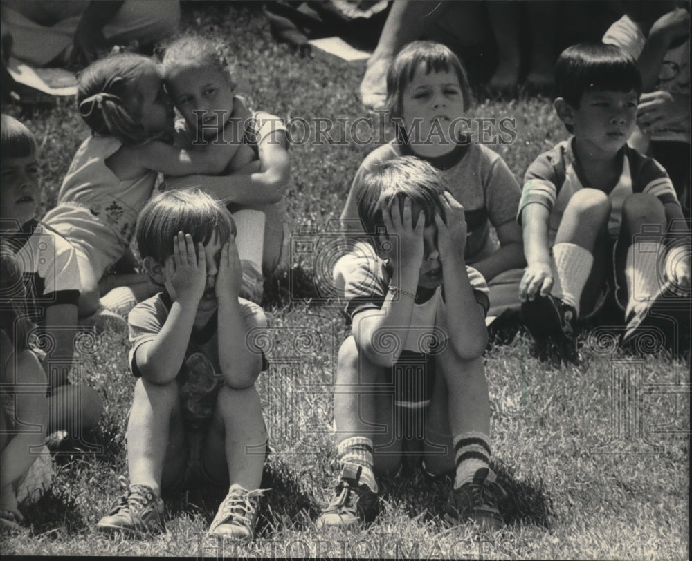 1984 Press Photo Wisconsin children cover eyes during a gymnastics performance- Historic Images