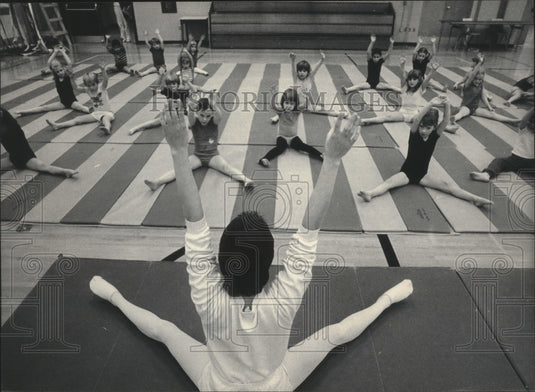 1986 Press Photo Abbie Huebner leads a children's gymnastics class at the YMCA- Historic Images