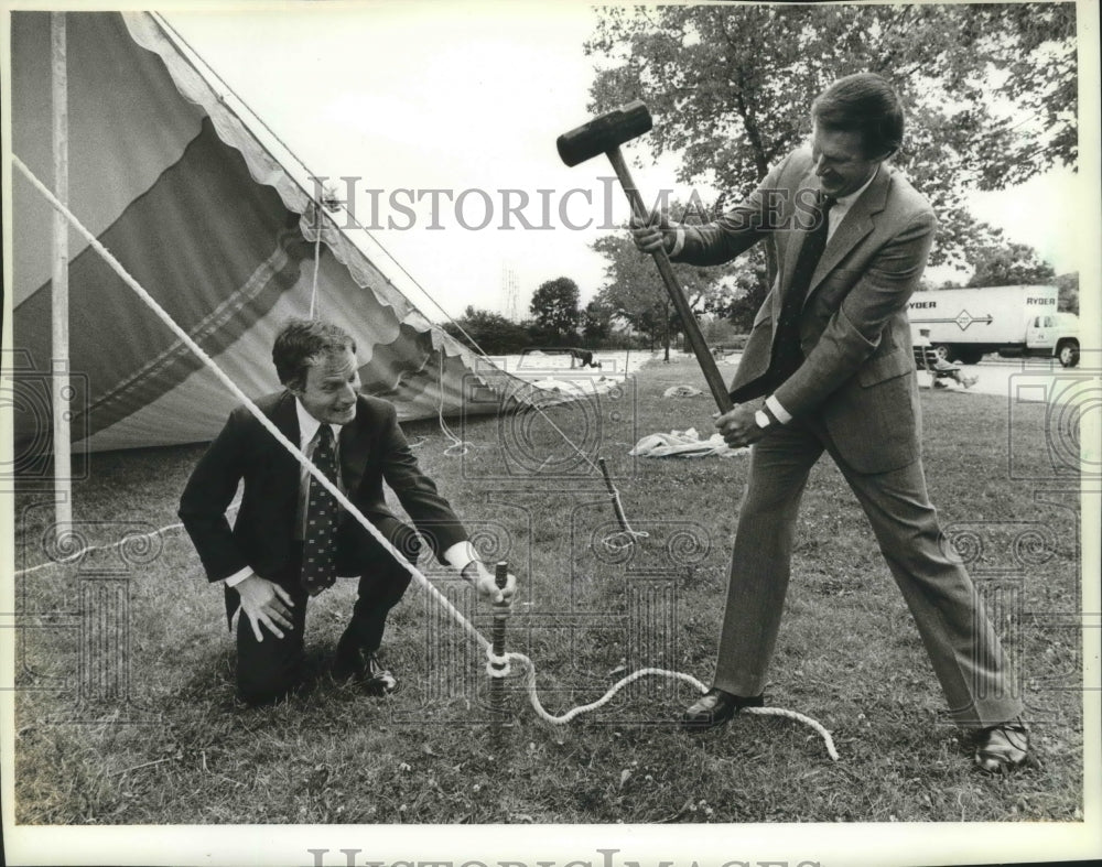 1982 Press Photo Gilbert Boese and Robert Caulfield at zoo in Milwaukee       - Historic Images